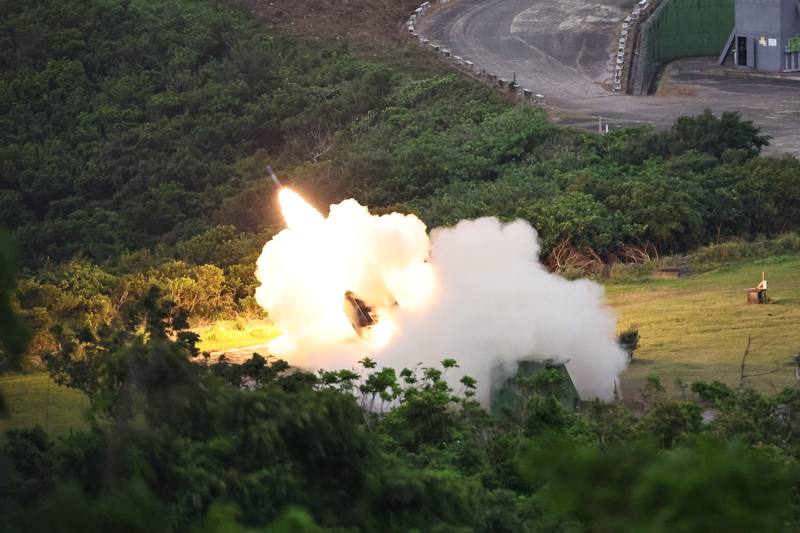 此次操演配合年度精準飛彈射擊操演時機，檢視海馬士多管火箭飛彈接裝訓練成效。