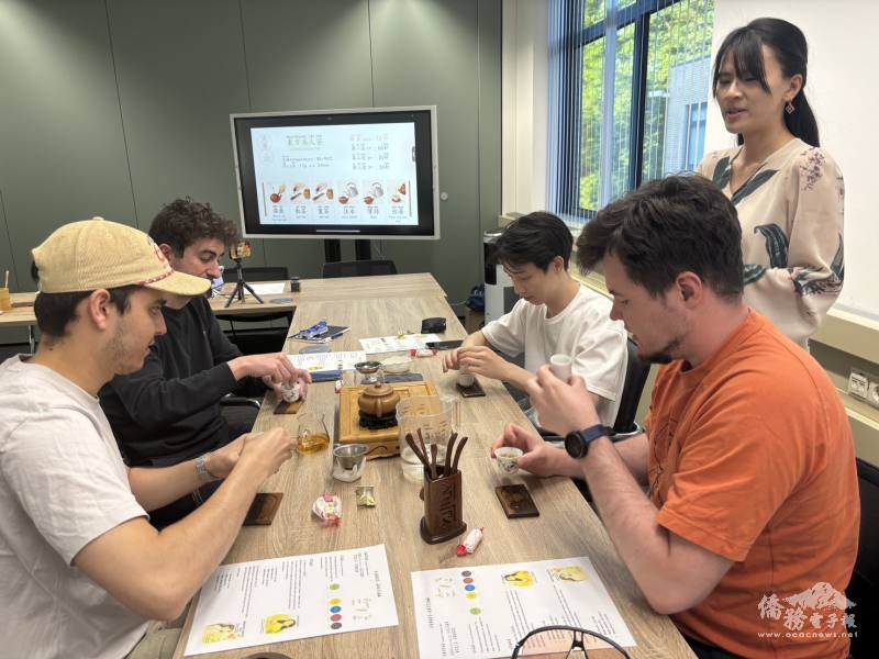 南荷臺灣華語文學習中心學員在老師們指導下興致勃勃嘗試泡茶和使用聞香杯品茶(李佳霓提供)