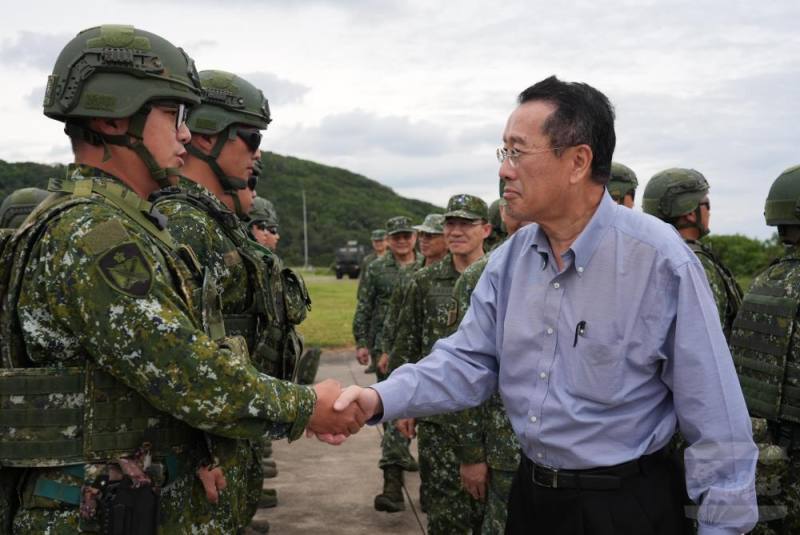 顧部長與官兵握手致意