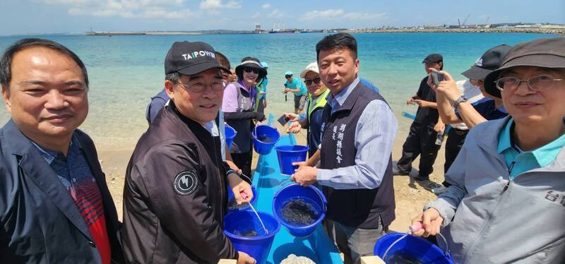 台電公司與澎湖縣政府聯合放流魚苗等活動，13日在龍門漁港附近海域舉行，台電副總經理郭天合（左2）、澎湖縣議長陳毓仁（右2）等人參與，以實際行動豐裕漁業資源、守護海洋