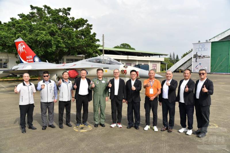 神采時尚公司董事長陳國欽率敬軍團，慰訪空軍第三聯隊。（軍友社提供）