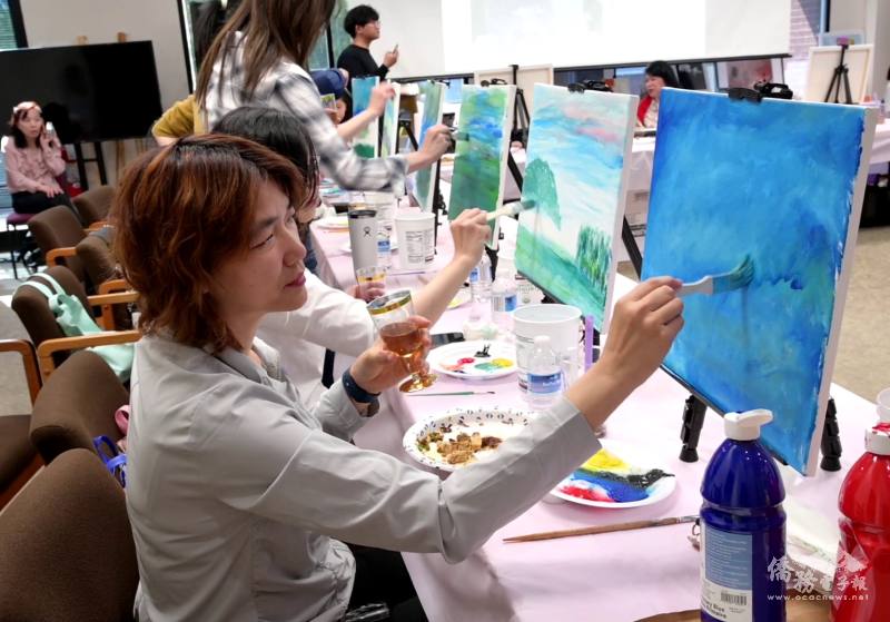 芝加哥淡江大學校友舉辦「Sip & Paint母親節畫飲活動」