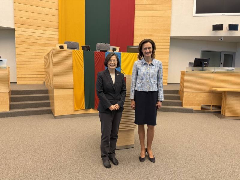 前總統蔡英文（左）訪問立陶宛行程邁入第3天，今天上午應立陶宛議員、前國會議長希米利特（右）邀請，參訪立陶宛國會大樓，並於「全體會議廳」合影。