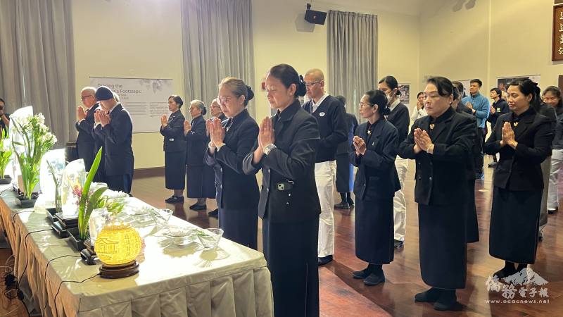 波士頓慈濟師兄姐們參拜禮佛。