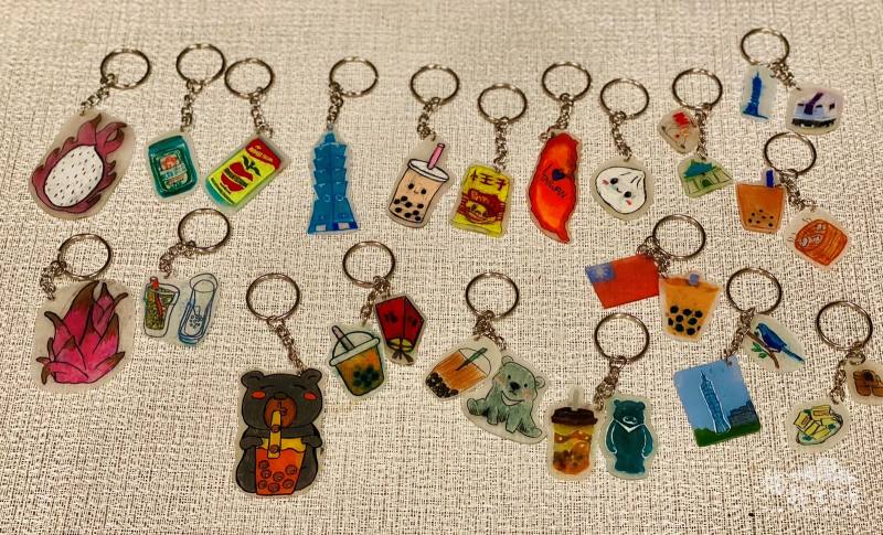 Hand-crafted unique Taiwan-themed keychains under the leadership of Hsueh-Heng Lu.