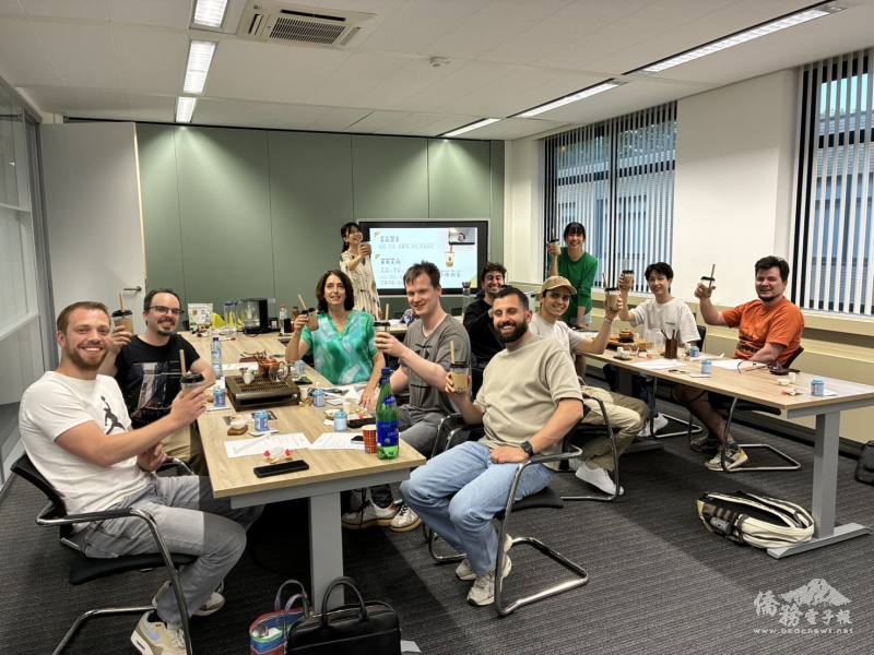 南荷臺灣華語文學習中心舉辦「來臺灣喝好茶—茶文化體驗課」活動，老師學員們一起品味新鮮珍珠奶茶，共享臺灣好滋味(李佳霓提供)