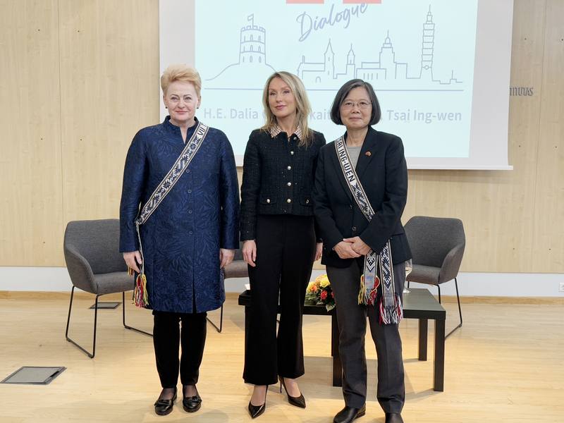 前總統蔡英文（右）12日於立陶宛維爾紐斯大學發表公開演說，演講後維爾紐斯大學致贈立陶宛傳統服裝裝飾，並與前立陶宛總統格里包斯凱特（左）合影留念。