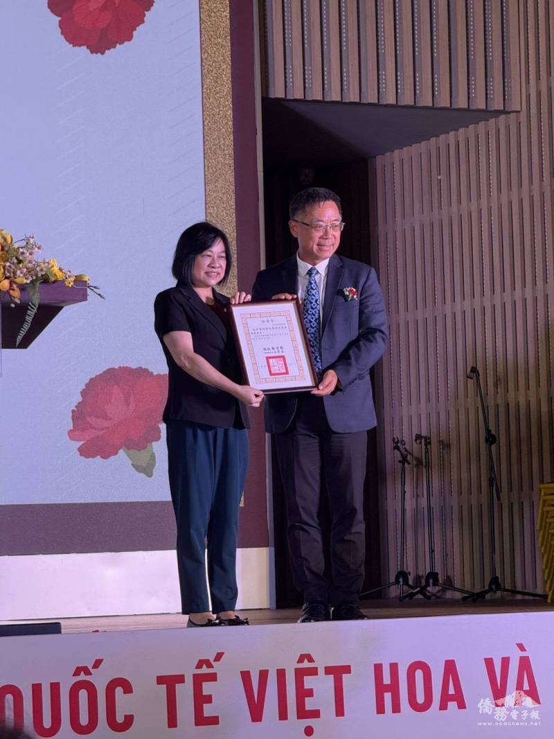 僑務組長文君妃代表僑務委員會，頒發「僑務委員任命狀」予謝明輝