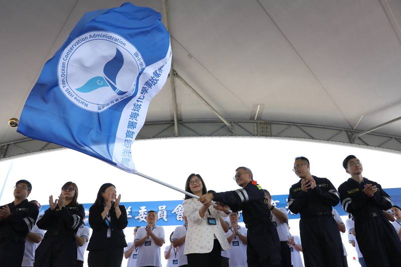 海洋委員會海洋保育署13日在高雄市旗津區舉辦「全台首支海域化學事故專業技術小組」成軍儀式，由海委會主委管碧玲（前排右4）授旗給團隊