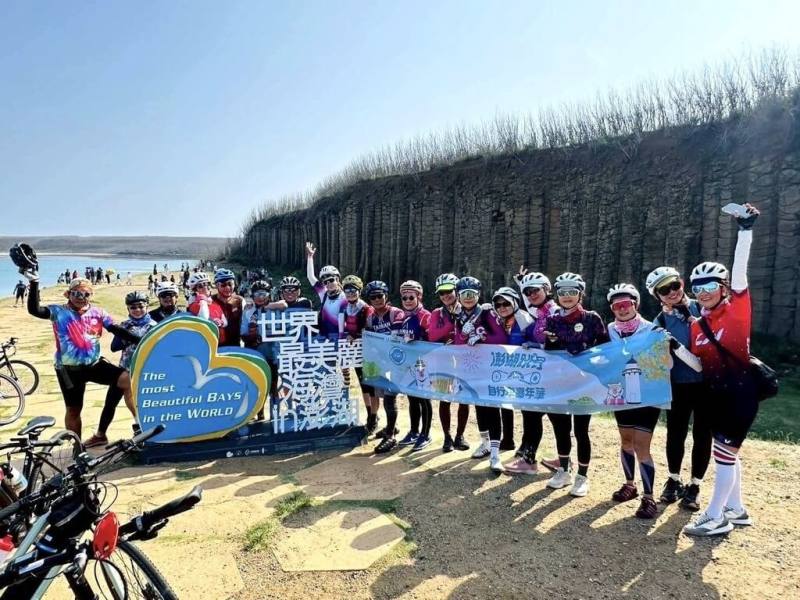 澎湖國家風景區管理處發展綠色永續運動觀光休閒活動，2025年整合推動「澎湖跳島自行車嘉年華」，即起開跑，歡迎全台車友一起到澎湖享受海風、品嚐海味。（澎湖國家風景區管理處提供）