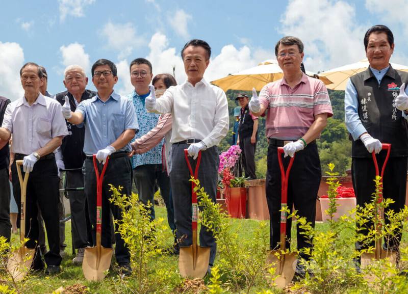 嘉義縣梅山鄉太平圓山觀星平台「雲境心園」13日落成啟用，縣長翁章梁（前右3）等人到場剪綵，並在平台旁持鏟種下紅毛杜鵑