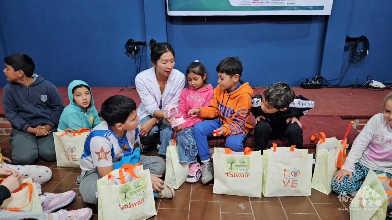 阿根廷臺僑義診團牙醫師透過道具教學，與小朋友們互動學習正確刷牙方式，強化口腔衛教觀念，建立良好衛生習慣