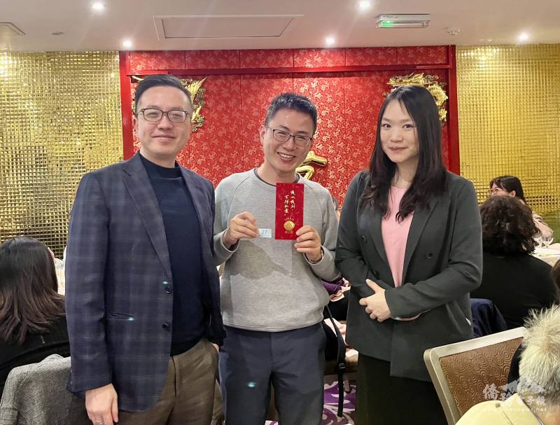 英國臺灣商會會長李欣恬(右)代表頒發紅包大獎(英國臺灣商會暨青年商會提供)