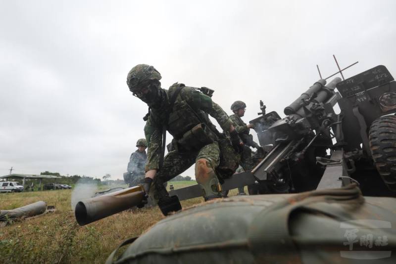 陸軍裝甲564旅砲兵營基地期末鑑測日前實施105榴彈砲實彈射擊。（青年日報提供）
