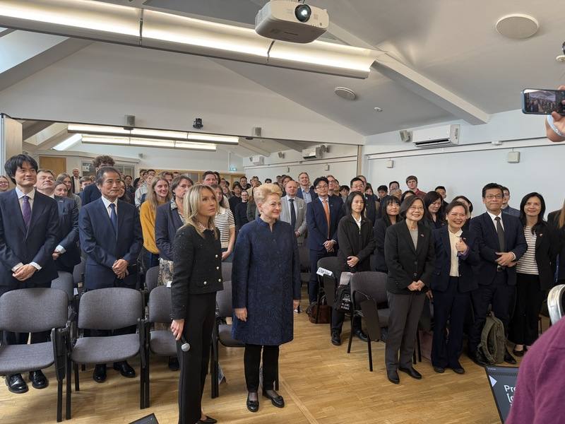 前總統蔡英文（前右4）12日於立陶宛維爾紐斯大學發表公開演說前，與前立陶宛總統格里包斯凱特（前左2）以及現場觀眾一起合照，現場座無虛席。