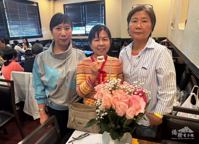 為每位出席女性獻上滿溢祝福的粉紅玫瑰花束