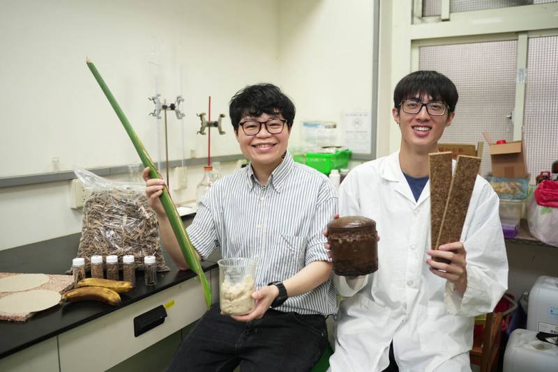 中興大學森林學系「綠屋藏蕉」團隊成功以香蕉假莖廢棄物中的短纖維為原料，開發出環保發泡材料，兼具隔熱效果與較佳回收性質，可應用於綠色建材領域。圖為教授陳奕君（左）、學生董浩悅（右）展示發泡材料。（中興大學提供）