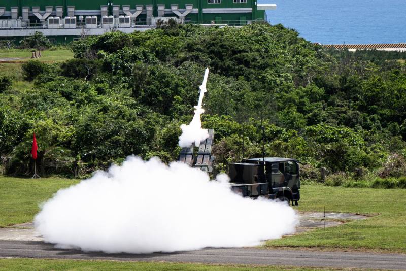 國軍進行年度「精準飛彈射擊訓練」，陸軍43及58砲指部，13日上午在屏東九鵬基地，進行「陸射劍二飛彈」實彈射擊訓練