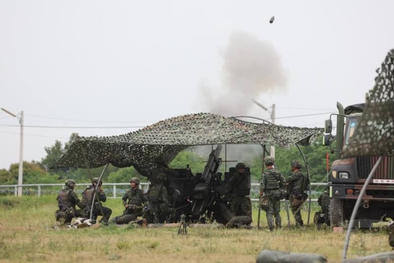 官兵射擊105榴彈砲，展現基地扎實訓練成效。（青年日報提供）