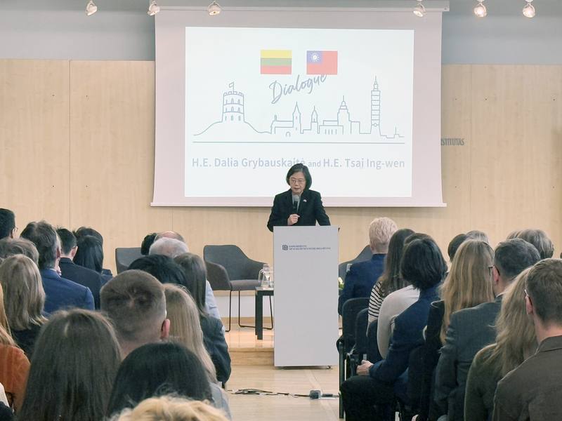 前總統蔡英文12日在立陶宛維爾紐斯大學發表公開演說，強調台灣與立陶宛同樣曾歷經威權統治，因而更加珍惜自由與民主，呼籲民主國家應深化合作，守護共同價值與制度。