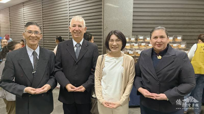 陳慧芬與當地慈濟志工合影