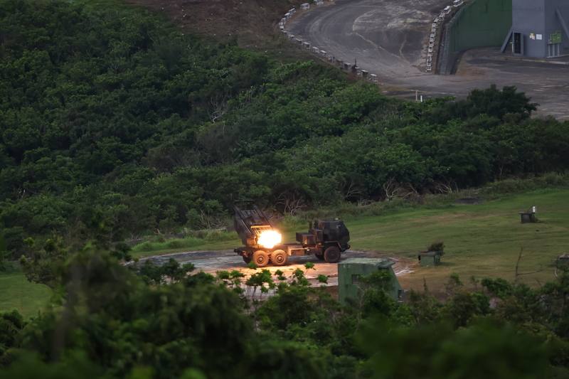 圖為海馬士多管火箭系統點火擊發瞬間。