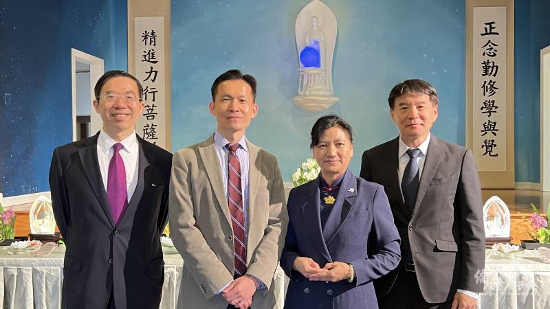 波士頓慈濟負責人長金滿（右二起）邀請駐波士頓辦事處處長廖朝宏、組長黃耀良、波士頓文教中心主任高家富（右一）等嘉賓參加浴佛節