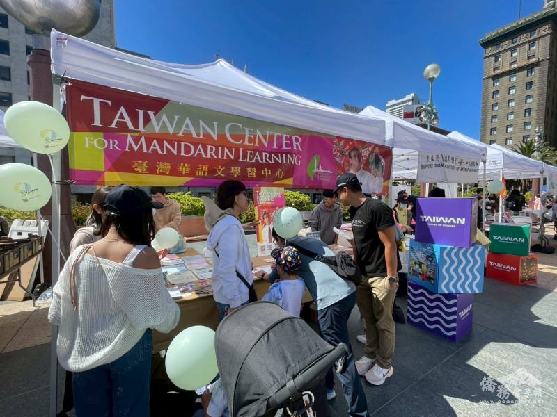 文教中心於現場設置i僑卡攤位及臺灣華語文學習中心TCML宣傳攤位，吸引許多當地民眾詢問