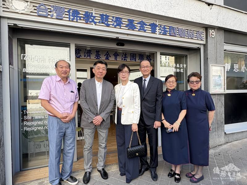 駐法國代表處大使郝培芝(左3)出席法國慈濟「59浴佛大典」，與法國慈濟負責人國策顧問黃行德(右3)合影