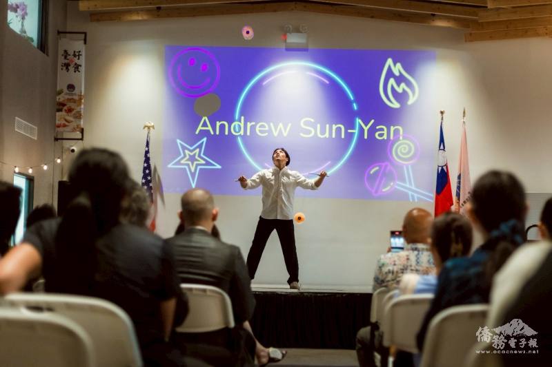 Andrew Sun 進行扯鈴表演