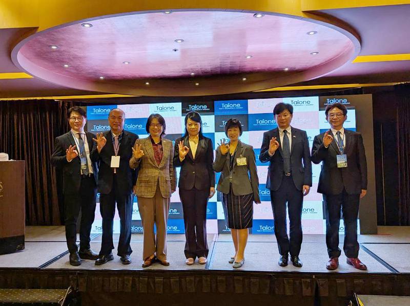 由民間企業主辦的「AI x ESG永續高峰會」12日在台中市登場，會議圍繞3大主軸，包括AI永續發展、跨界合作國際接軌與產官學對話政策解析，多名學者與企業代表與會。