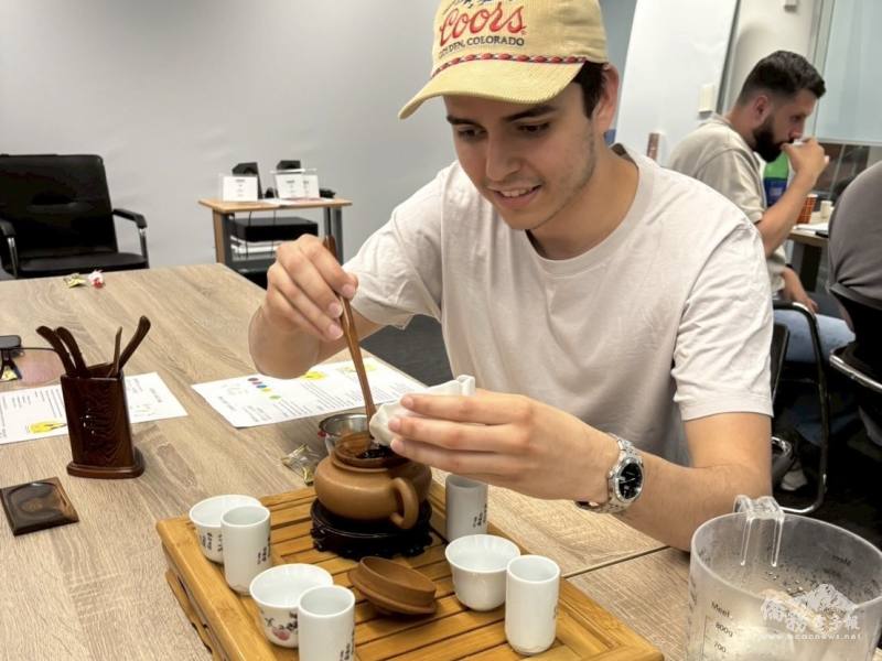 臺灣華語文學習中心學員聚精會神研習茶道(李佳霓提供)