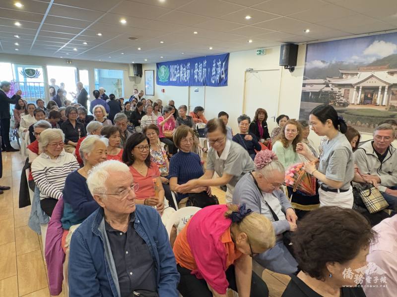 義工分送康乃馨給所有出席人員