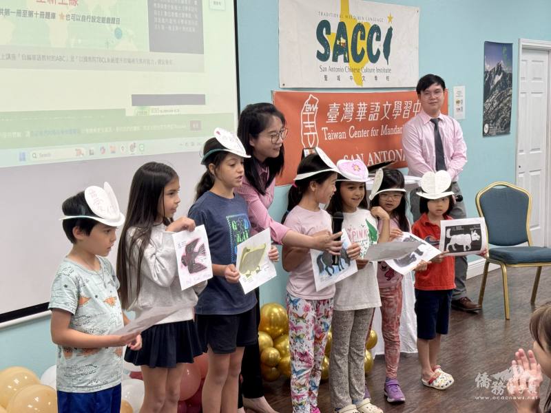 僑校學生贈送母親節卡片並練習用華語說一句感謝媽媽的話