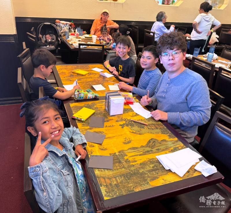 出席子女現場為媽媽創作最熱騰騰的母親節感謝卡