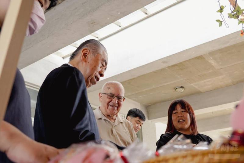 李榮譽理事長以實際行動支持院生自製的麵包及餅乾，肯定院生的勞動成果