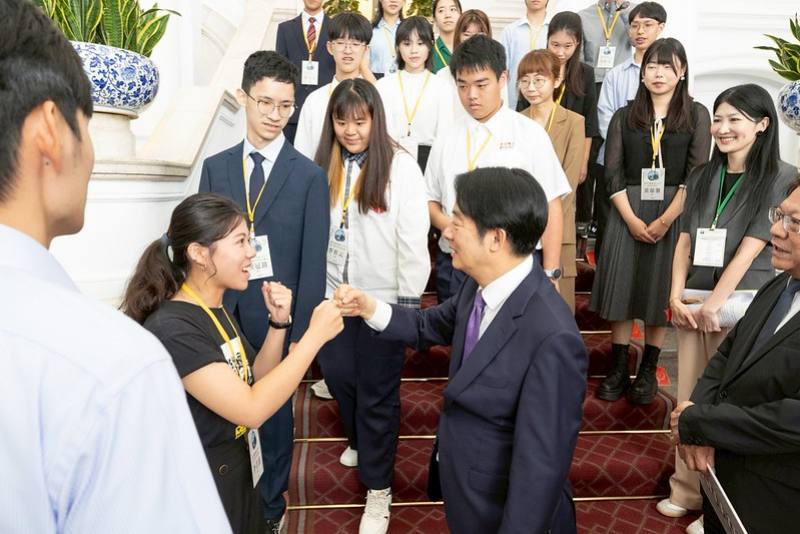 總統接見「114年青年百億海外圓夢基金計畫第一梯次獲選青年代表」，該計畫今年第一梯次有超過660位青年，將分別前往5大洲、40幾個國家追求夢想