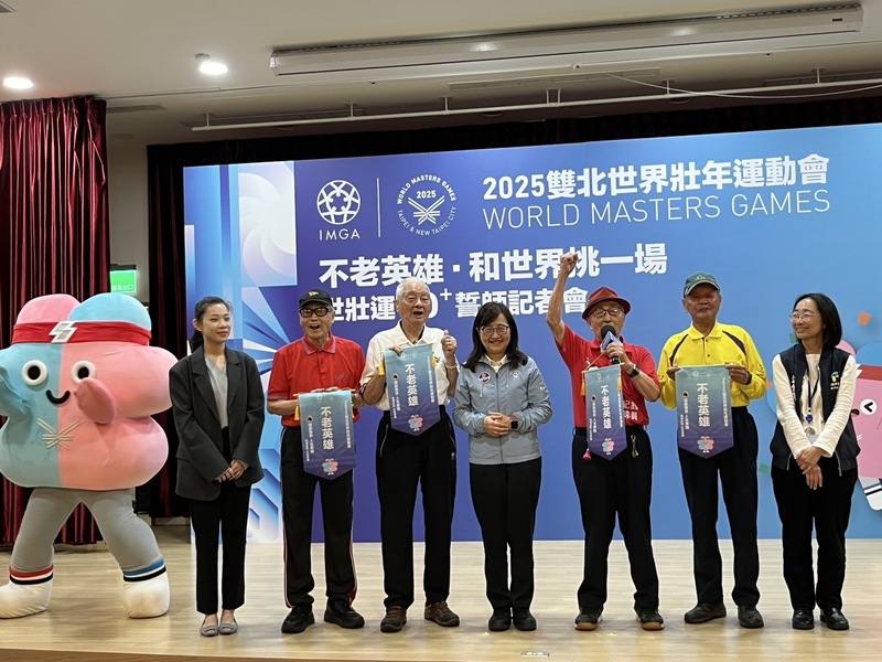 Taiwan's centenarian shuttler Lin Yu-mao (third right) is joined by other senior athletes at a press event to announce the 2025 World Masters Games in late April. CNA file photo