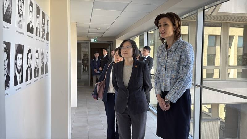 立陶宛前國會議長希米利特（右）帶領蔡英文（左）參觀國會大樓內的一面歷史照片牆，介紹1991年1月13日爆發的「一月事件」，以及立陶宛為民主、自由與獨立抗爭的歷史故事。