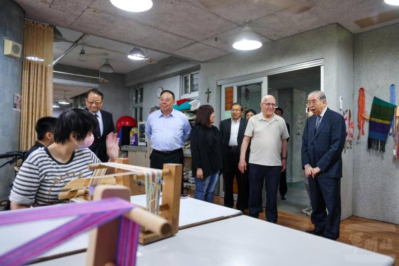 李榮譽理事長12日前往聖嘉民啟智中心慰問，瞭解院生的生活狀況與院內近況。（青年日報提供）