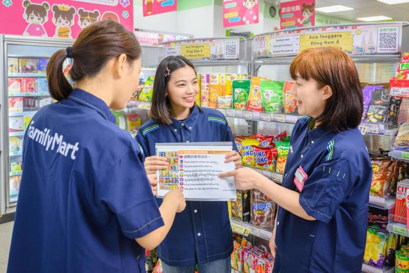 全家13日宣布推出「新住民就業友善便利商店」，特別導入全家訓練團隊開發並翻譯為多國語言的「多語系教學輔具」，協助新住民員工可快速理解工作內容。（全家提供）