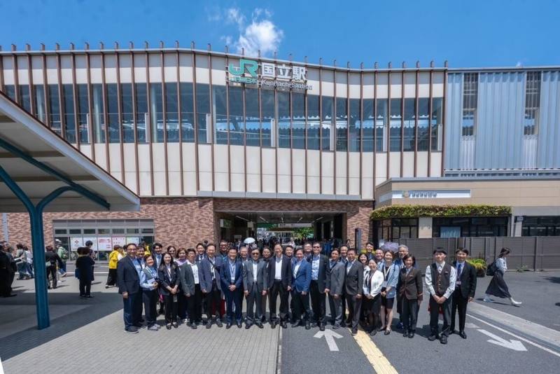 桃園市長張善政（前排左8）近日率領市府團隊前往日本，與台灣軌道經濟發展協會成員一同考察JR中央線國立站。（市府提供）