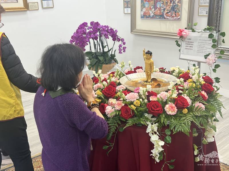 浴佛儀式讓參與民眾在莊嚴寧靜中表達內心祝願