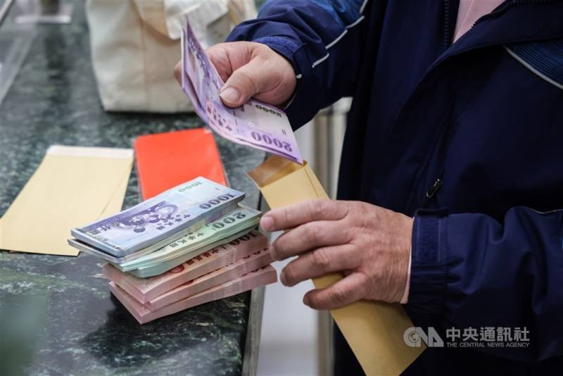 截至2025年3月底，本國銀行對中小企業放款餘額達新台幣10兆4117億元，較2月底新增430億元。（中央社檔案照片）