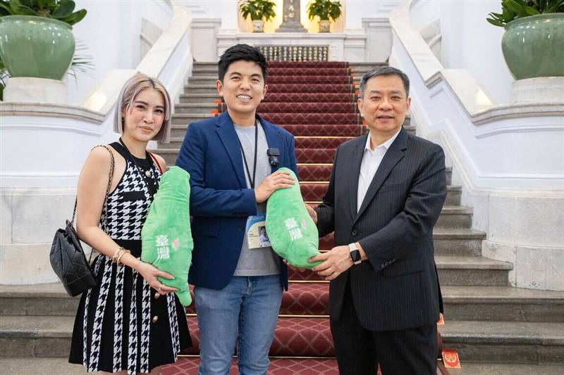 George Chiou (first from the right), a bureau chief at the Presidential Office, is named Taiwan's representative to South Korea.