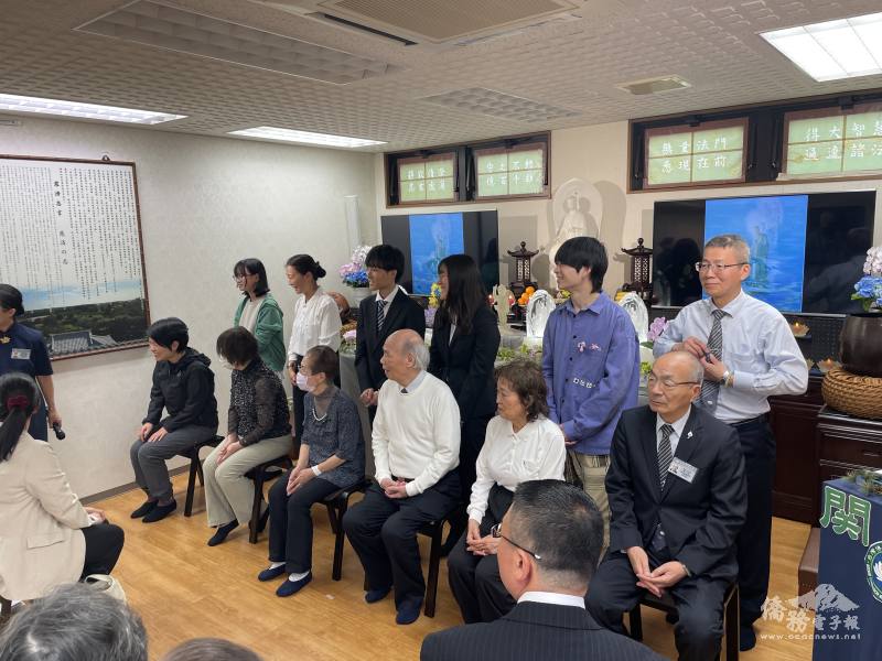 活動中年輕人為長者按摩