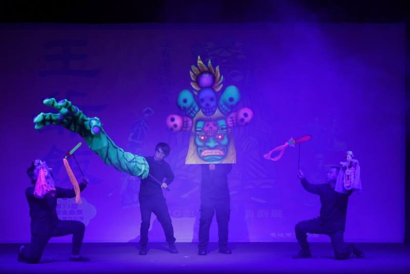 真快樂掌中劇團「王爺飯」訴說戲班行走江湖的酸甜苦辣，曾榮獲第33屆傳藝金曲獎最佳年度作品獎，將於「2025傳藝金曲劇展」重返舞台。（傳藝中心提供）