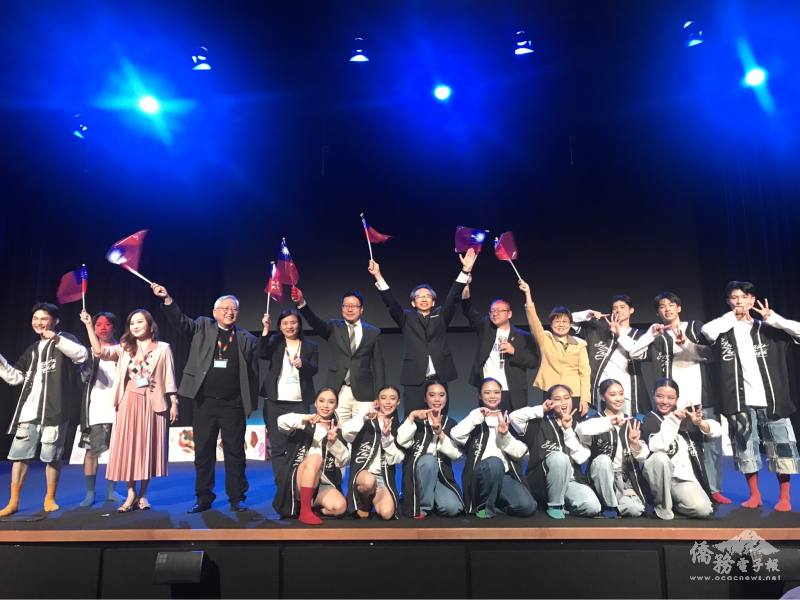 終場謝幕，舞者們與駐多倫多文化辦事處處長梁毅鵬、文化中心主任藍柏青及嘉賓們向觀眾揮舞國旗歡呼