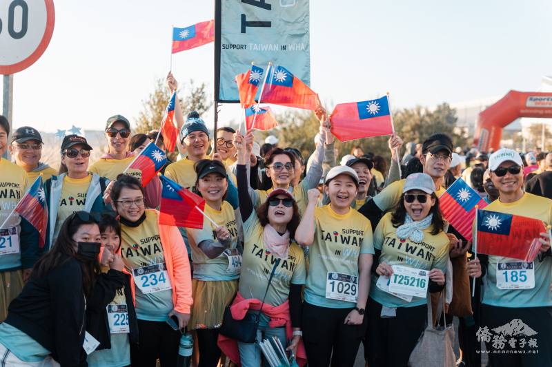 世界華人工商婦女企管協會南非分會會長金曉昀帶領團隊參與南非Modderfontein半馬拉松賽事，熱情揮舞中華民國國旗，展現僑界團結與支持臺灣參與國際的決心，成為現場矚目焦點