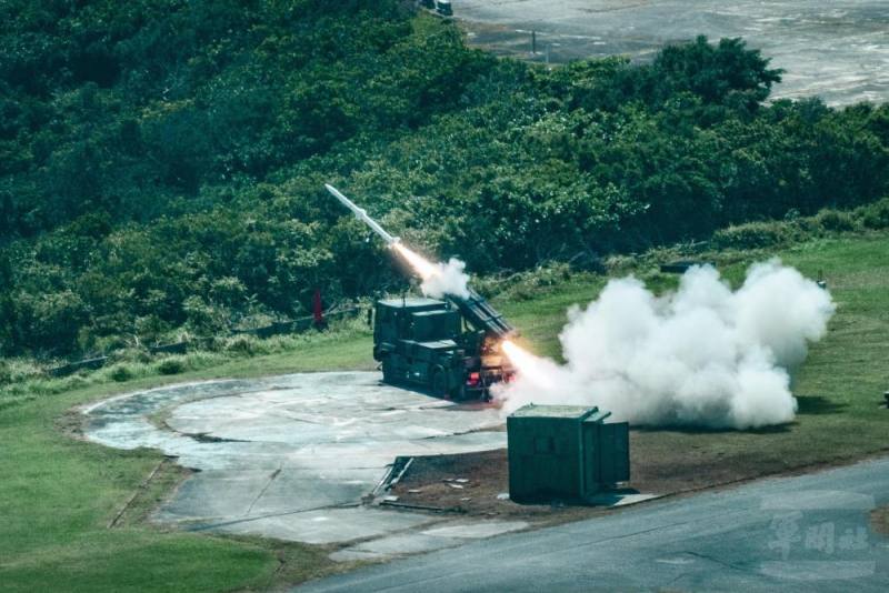 陸射劍二防空飛彈發射，精準打擊空中目標。（軍聞社記者林庭暉攝）